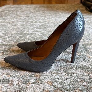 Elegant Gray Textured Women's Pumps